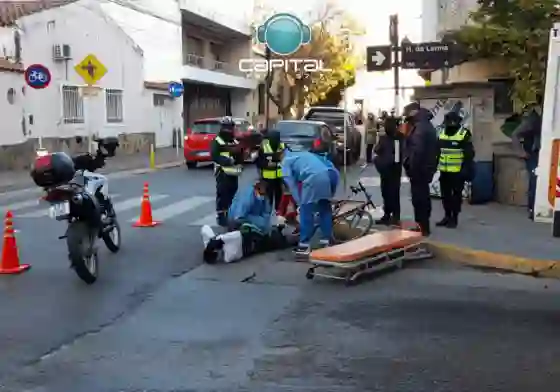 Terrible accidente en el centro salteño: un ciclista fue envestido por una camioneta