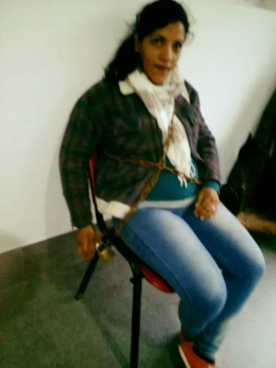 En San Lorenzo una mujer embarazada se encadenó a la Municipalidad