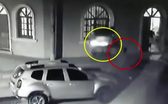 Hacían un asado en la vereda y les robaron la carne: quedó filmado