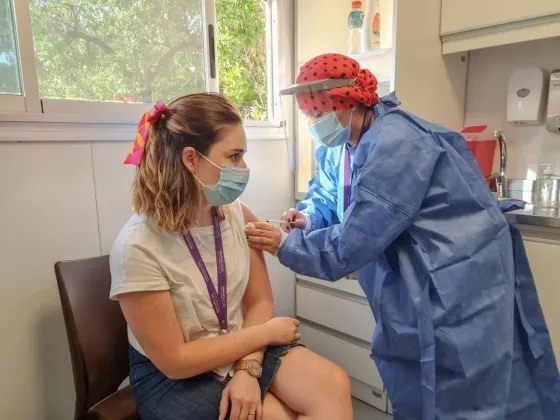 Argentina ya vacunó a más de la mitad de la población con la primer dosis