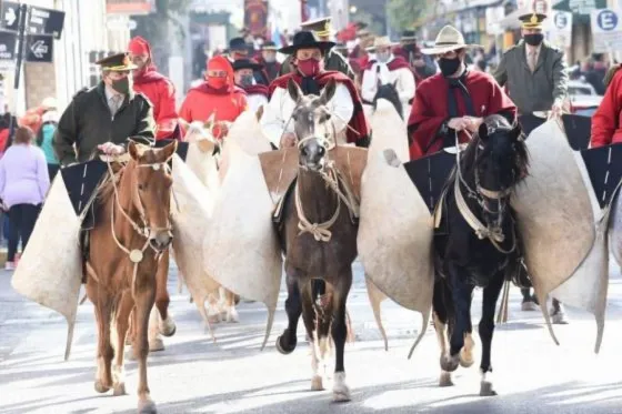 Sáenz encabezó la marcha patriótica en honor a Güemes
