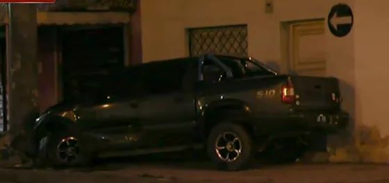 No fue tragedia de milagro: una camioneta terminó incrustada en un poste de luz