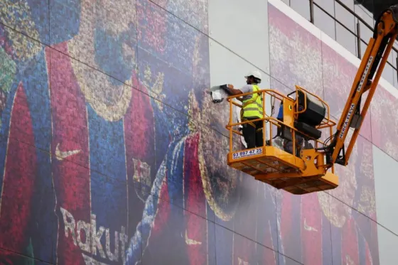 Tras la salida de Messi, el Barcelona retiró su gigantografía del Camp Nou