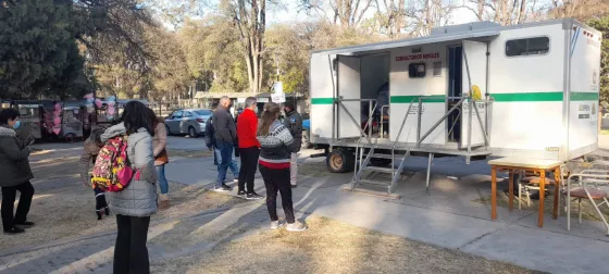 El hospital Miguel Ragone instaló un vacunatorio en el parque San Martín
