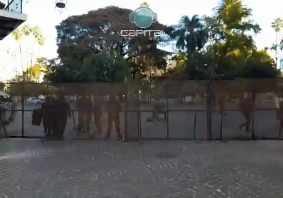 ¿No pasa nadie?: La plaza 9 de Julio amaneció vallada