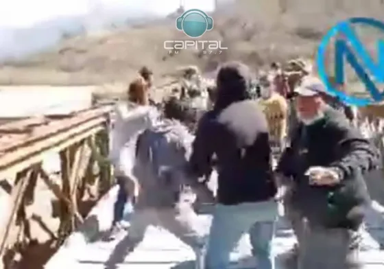 Los Toldos: echan a las piñas a bolivianos para que no ingresen a votar a Salta