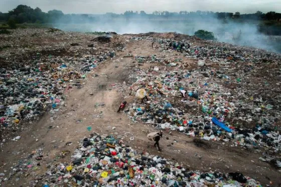 Tiraron a una beba recién nacida a la basura y la mató el camión de residuos