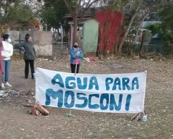 Vecinos de General Mosconi cortaron la ruta 34 para pedir agua