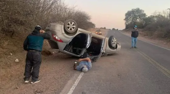 Los accidentes no paran en Salta: perdió el control de su auto y volcó en la ruta