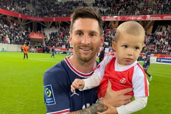 El tierno gesto de Lionel Messi con el hijo del arquero de Reims