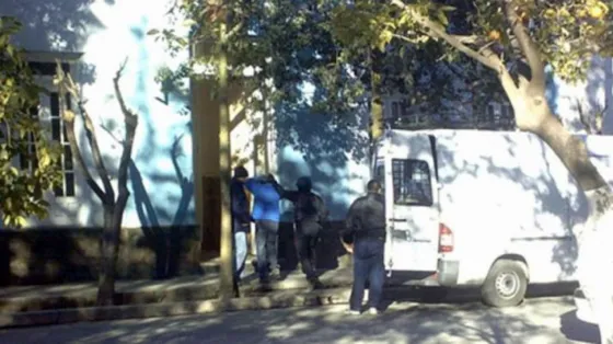 Mató a un nene con un palo de escoba por hacerse pis