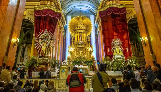 Cómo será el protocolo para rezar la novena este año