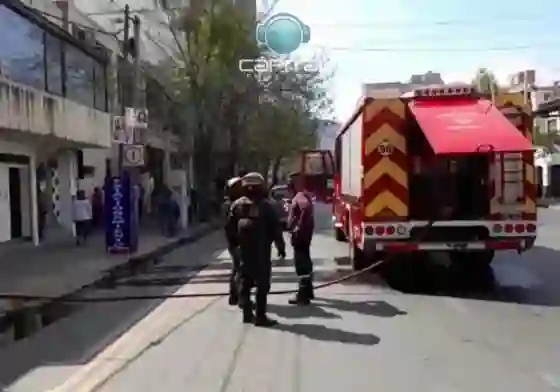 Urgente: Un auto se incendió en un estacionamiento de la Av. Belgrano