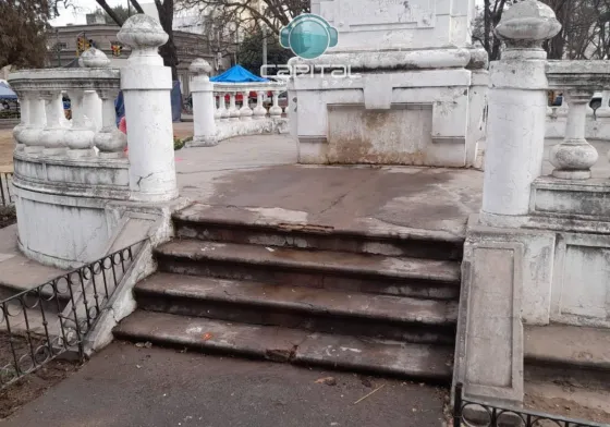 Repugnante: salteños usaron a un monumento como "baño público"