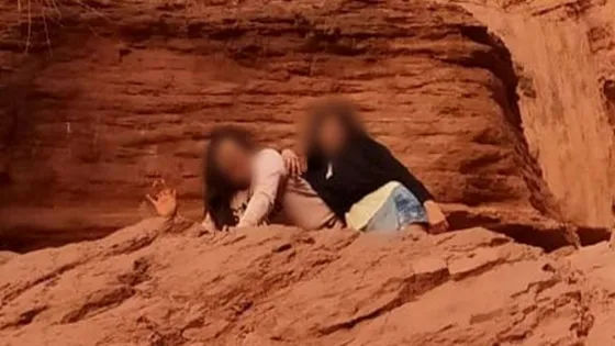 Escalofriante: salteñas se sacaron una foto y apareció el diablo