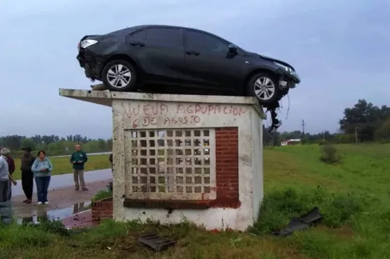 VIDEO: Encontraron un auto arriba de la garita de colectivos