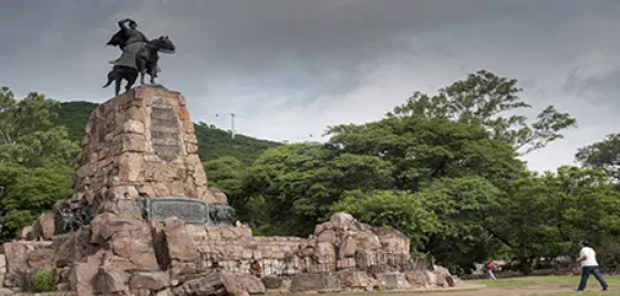 Hoy se vacunará contra COVID-19 en el Monumento a Güemes y en la plaza 9 de Julio