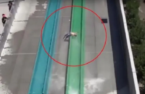 Un nene sale despedido de un tobogán. Video