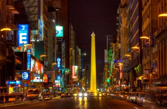 Uno de los actores del momento, sale del teatro y vuelve en bondi