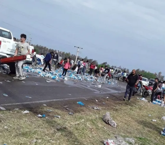 Un camión perdió su carga de cervezas y los vecinos se llevaron todo