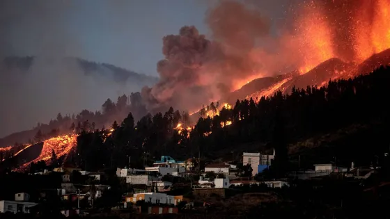 VIDEO: La lava del volcán en Canarias lleva arrasadas 154 hectáreas y 320 edificaciones