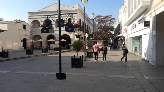 Por hoy, la mayoría de los comercios del centro cierran sus persianas