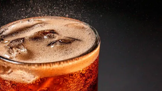 Se tomó una botella de gaseosa entera en 10 minutos y murió