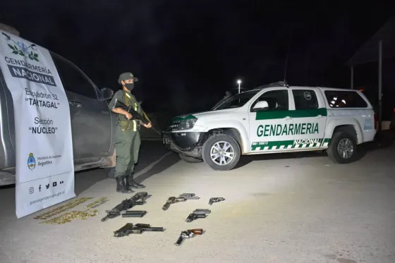 Armados hasta los dientes: gendarmería decomisó un arsenal en una camioneta