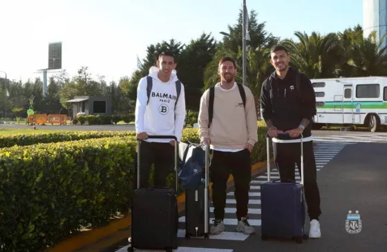 Messi llegó desde París junto a Di Maria y Paredes para lucir la camiseta argentina