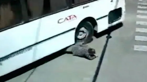 Video impactante: un colectivo pasa por arriba de un ciclista y se salva de milagro