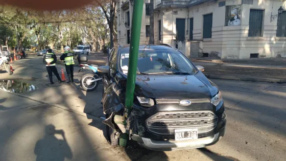 Manejaba ebrio y chocó contra una luminaria en la zona del parque San Martín