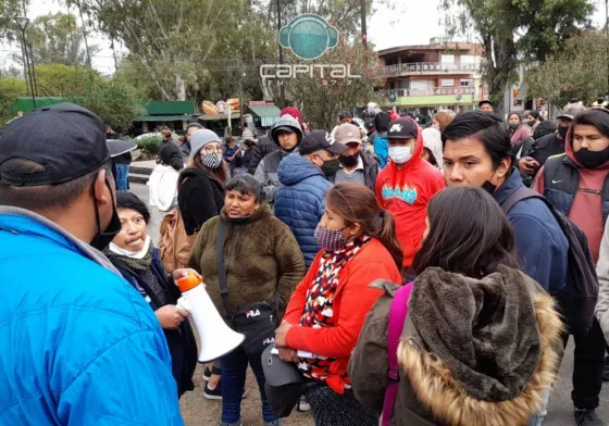 Feriantes cortan la avenida San Martín: "Queremos trabajar"