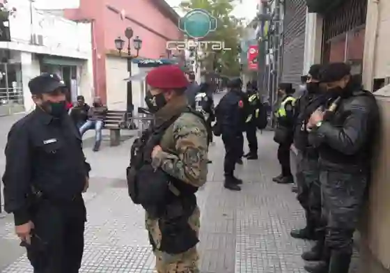 Las peatonales amanecieron llenas de policías para evitar que se instalen manteros