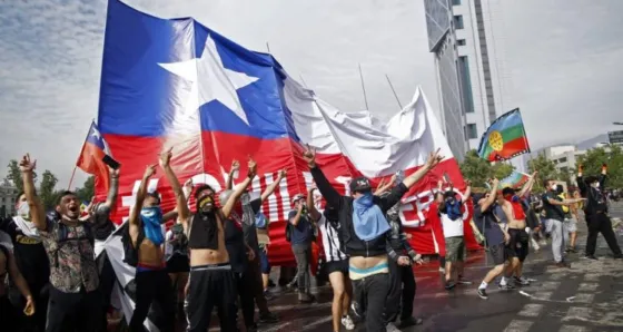 Al menos 2 muertos y 450 detenidos tras violentas protestas en Chile