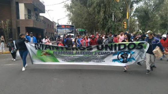La avenida San Martín otra vez cortada por la protesta de manteros