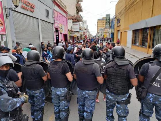 Manteros aseguran que protestarán todos los días hasta volver a las peatonales