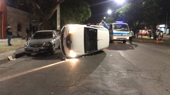 Casi una tragedia: Tremendo choque y vuelco en Av. Reyes Católicos