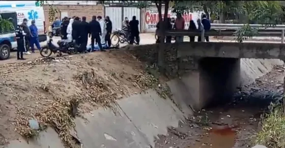 Perdió el control de la moto, cayó a un canal y murió