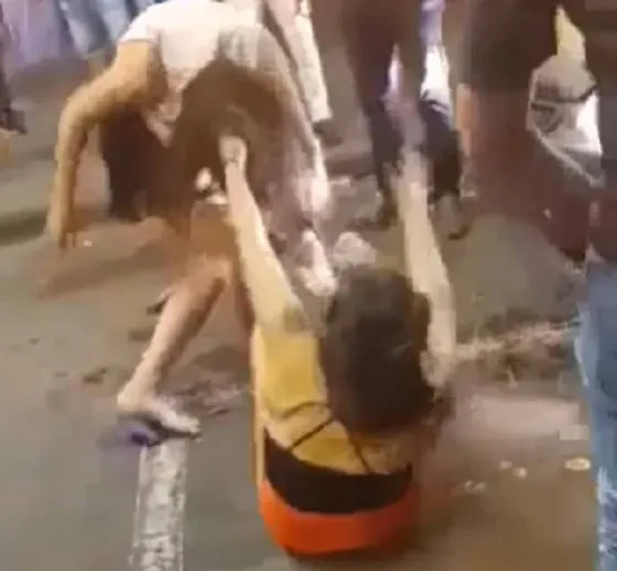 Brutal pelea en la Balcarce: dos chicas casi se matan