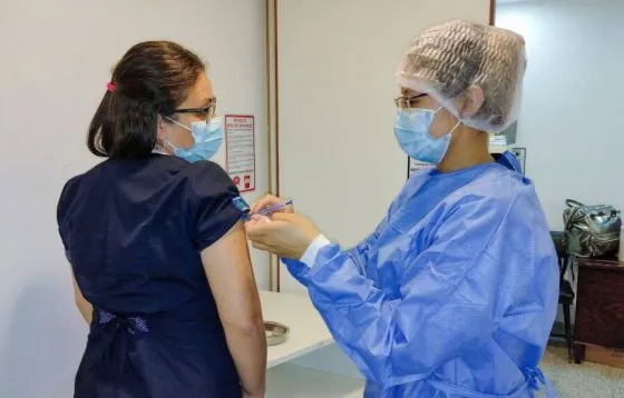 Se aplica en Salta la tercer dosis contra COVID-19 al personal de salud