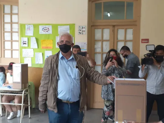 Carlos Zapata emitió su voto