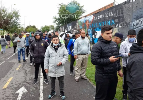 Locura Cuerva: Largas filas para conseguir una entrada en Central Norte