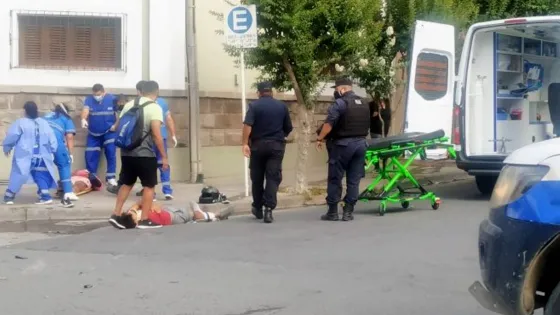 Dos jóvenes salieron despedidos de su moto tras chocar con un auto