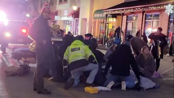 VIDEO: Una camioneta atropelló a toda velocidad un desfile navideño en Wisconsin