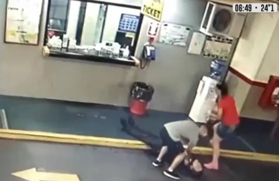 Dejó inconsciente a un playero de un estacionamiento porque encontró su auto rayado