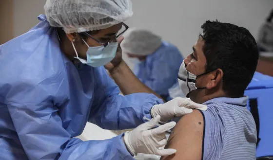 Quienes pueden recibir la tercera dosis contra COVID-19 en Salta