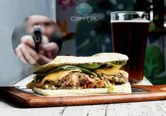 Se estaba comprando un sandwich y le robaron todo