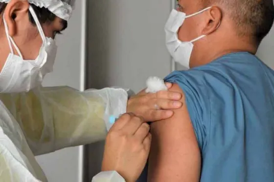 Mayores de 18 años pueden recibir la tercer dosis a los 5 meses de la segunda