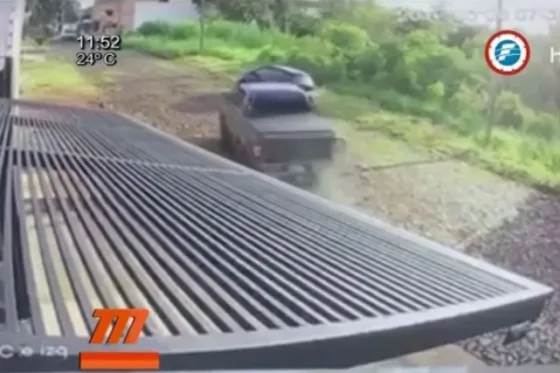 Atropella a los ladrones que robaron su casa. Video