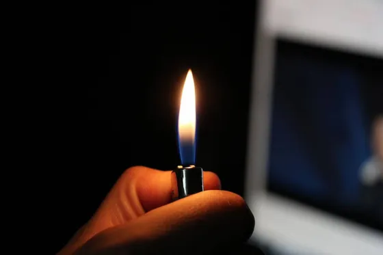 Un hombre intentó prender fuego a una niña de 13 años